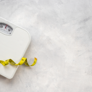 Promovendo perda de peso sustentável e saudável, focando na melhoria da composição corporal e na adoção de hábitos alimentares positivos a longo prazo.